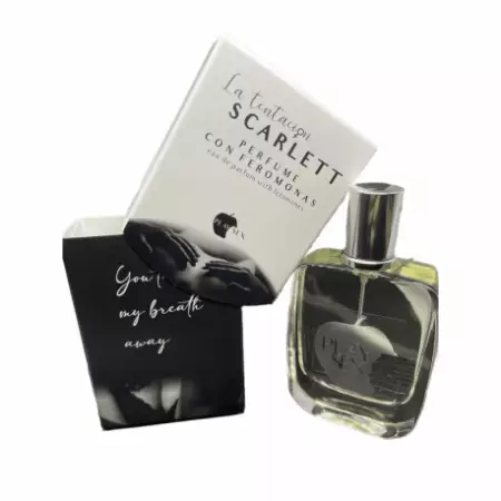 Perfume con Feromonas Scarlett Ella 50 ml ¿Qué es? El perfume afrodisíaco Scarlett es la guinda del pastel. Una fragancia elegante y femenina con un notable contenido en feromonas que despertará el interés sexual del sexo opuesto. Aroma de larga duración Utiliza este perfume afrodisíaco para la ocasiones especiales y te beneficiarás de su gran potencia seductor. Por su alto contenido en feromonas, actúa prácticamente de forma inmediata. Producto ofrecido por diversual.com. El envase con pulverizador facilita el uso y el aprovechamiento de este producto. Solo necesitas rociarlo en las muñecas o el cuello ¡y estarás lista para seducir! Características: Perfume de feromonas para mujer. Fórmula concentrada de efecto duradero. Fragancia seductora. Aplicación con pulverizador. Cantidad del envase: 50 ml.